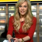 Angelynn Mock, uma ex-apresentadora de TV, foi presa em Wichita, Kansas, na sexta-feira, em conexão com a morte por esfaqueamento de sua mãe, Anita Avers, de 80 anos.