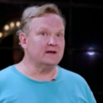 Andy Richter e sua parceira Emma Slater se abraçando após o comediante se emocionar.