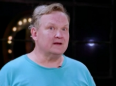Andy Richter fica emocionado ao falar sobre o amor que recebeu enquanto estava em ‘DWTS’ Andy Richter e sua parceira Emma Slater se abraçando após o comediante se emocionar.