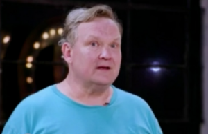 Andy Richter fica emocionado ao falar sobre o amor que recebeu enquanto estava em ‘DWTS’ Andy Richter e sua parceira Emma Slater se abraçando após o comediante se emocionar.