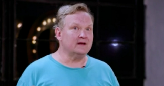 Andy Richter fica emocionado ao falar sobre o amor que Andy Richter e sua parceira Emma Slater se abraçando após o comediante se emocionar.