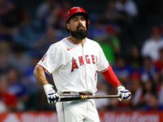 Anthony Rendon se aproxima da compra dos Angels após desastre contratual de US$ 245 milhões Um batedor do Los Angeles Angels, usando capacete vermelho e uniforme branco, segura um taco.
