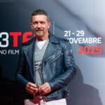 Antonio Banderas revela papel como mentor na cinebiografia de Anthony Bourdain: 'Eu estava limpando peixes todos os dias!'