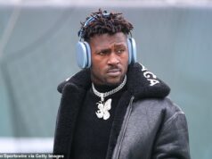 Antonio Brown sob custódia após ser extraditado de Dubai sob acusação de tentativa de homicídio seis meses depois de briga com arma de fogo Antonio Brown está supostamente sob custódia dos US Marshals após ser extraditado de Dubai