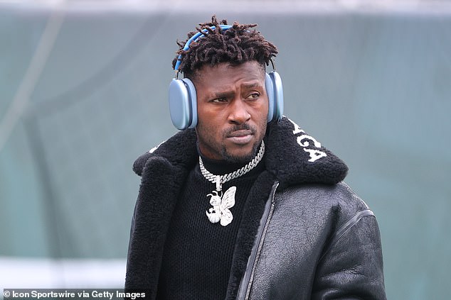Antonio Brown sob custódia após ser extraditado de Dubai sob Antonio Brown está supostamente sob custódia dos US Marshals após ser extraditado de Dubai