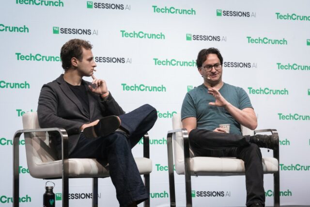 Antrópico projeta receita de US$ 70 bilhões até 2028: Relatório Jared Kaplan on stage at TechCrunch Sessions AI