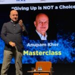 Anupam Kher sobre Robert De Niro, 'Saaransh' e Survival no Candid International Film Festival of India Masterclass