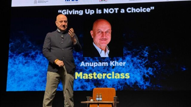 Anupam Kher sobre Robert De Niro, 'Saaransh' e Survival no Candid International Film Festival of India Masterclass
