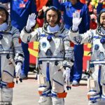 (LR) Os astronautas Wang Jie, Chen Dong e Chen Zhongrui ficaram retidos na estação espacial chinesa Tiangong até que o seu veículo de regresso pudesse ser reparado