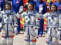 Apelo para que Elon Musk resgate três astronautas presos no espaço depois que ‘objeto desconhecido’ danificou sua nave (LR) Os astronautas Wang Jie, Chen Dong e Chen Zhongrui ficaram retidos na estação espacial chinesa Tiangong até que o seu veículo de regresso pudesse ser reparado