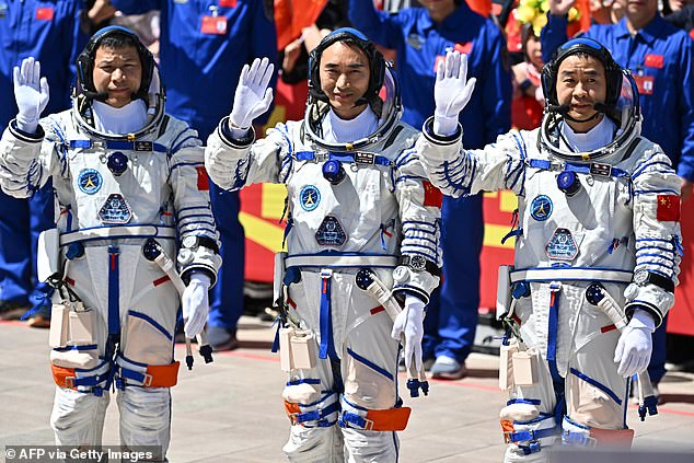 Apelo para que Elon Musk resgate três astronautas presos no (LR) Os astronautas Wang Jie, Chen Dong e Chen Zhongrui ficaram retidos na estação espacial chinesa Tiangong até que o seu veículo de regresso pudesse ser reparado