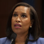 O presidente Donald Trump cumprimenta o primeiro-ministro e ministro das Relações Exteriores do Catar, Sheikh Mohammed bin Abdulrahman bin Jassim Al Thani, durante uma cúpula para apoiar o fim da guerra de mais de dois anos entre Israel e Hamas em Gaza após um acordo inovador de cessar-fogo, segunda-feira, 13 de outubro de 2025, em Sharm El Sheikh, Egito. (Foto AP / Evan Vucci, Piscina)