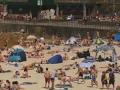 Apenas um terço dos australianos usa protetor solar na maioria dos dias, de acordo com as diretrizes O sol torna o céu da manhã vermelho ao romper as nuvens na Gold Coast de Queensland.
