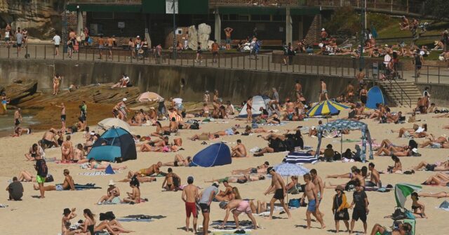 Apenas um terço dos australianos usa protetor solar na maioria O sol torna o céu da manhã vermelho ao romper as nuvens na Gold Coast de Queensland.