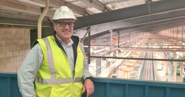 Apesar da colheita parar e recomeçar, recordes estão sendo quebrados e os grãos rolam
