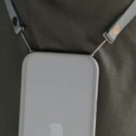 Apesar de sua impopularidade, as alças crossbody do iPhone não são tão inúteis quanto podem parecer
