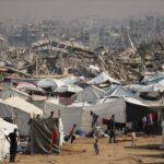 Yuli Novak, diretor executivo da B'Tselem, e Kareem Jubran, diretor de pesquisa de campo