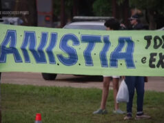 Apoiadores se reúnem em frente à sede da polícia enquanto o ex-presidente do Brasil, Jair Bolsonaro, inicia sentença de 27 anos de prisão por tentativa de golpe Yahoo news home