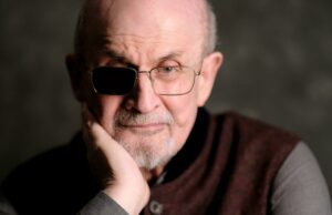 Após ataque esfaqueado, as novas histórias de Salman Rushdie enfrentam mortalidade e realismo mágico Após ataque esfaqueado, as novas histórias de Salman Rushdie enfrentam mortalidade e realismo mágico