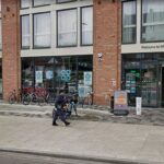 O aposentado John Mackey foi supostamente assassinado na rua por causa de sua sacola contendo uma caixa de flocos de milho, torta caseira e um jornal comprado de uma cooperativa em Manor House, na foto