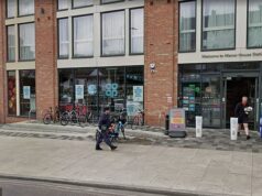 Aposentado de 87 anos foi assassinado na rua por causa de sua sacola contendo uma caixa de sucrilhos, torta caseira e um jornal, ouve tribunal O aposentado John Mackey foi supostamente assassinado na rua por causa de sua sacola contendo uma caixa de flocos de milho, torta caseira e um jornal comprado de uma cooperativa em Manor House, na foto