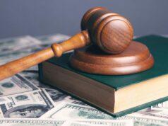 Apple buscando permissão para apelar de perda em processo de desenvolvedor de mais de US$ 1 bilhão Apple buscando permissão para apelar de perda em processo de desenvolvedor de mais de US$ 1 bilhão | A foto mostra o martelo e o livro do tribunal em cima de uma pilha de notas de US$ 100