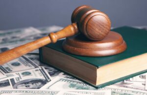 Apple buscando permissão para apelar de perda em processo de desenvolvedor de mais de US$ 1 bilhão Apple buscando permissão para apelar de perda em processo de desenvolvedor de mais de US$ 1 bilhão | A foto mostra o martelo e o livro do tribunal em cima de uma pilha de notas de US$ 100