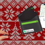 KeySmart Smartcard sendo carregado sem fio.