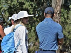 Aquele que partiu! Tiger Woods conversa profundamente com a ex-mulher enquanto observam o filho Charlie levar o troféu para casa em um torneio de golfe Tiger Woods e a ex-esposa Elin Nordegren conversaram enquanto apoiavam o filho Charlie no sábado