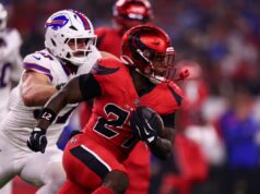 Árbitro do jogo Bills-Texans é expulso do campo com lesão significativa na perna Bills vs Texans