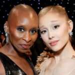 Tatuagens iguais de Cynthia Erivo e Ariana Grande.