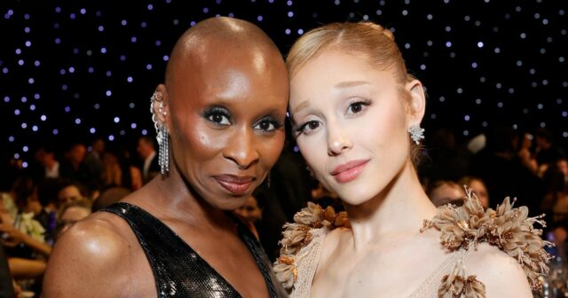 Tatuagens iguais de Cynthia Erivo e Ariana Grande.