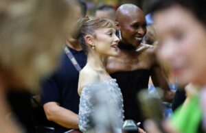 Ariana Grande emboscada na estreia de ‘Wicked: For Good’, Cynthia Erivo entra para ajudar | Vídeo Colman Domingo, o homem correndo