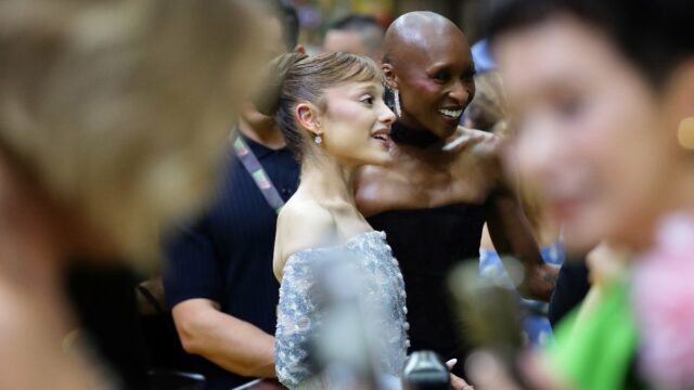 Ariana Grande emboscada na estreia de 'Wicked: For Good', Cynthia Colman Domingo, o homem correndo