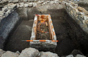 Arqueólogos levantam a tampa de um sarcófago romano de 1.700 anos escondido sob Budapeste Yahoo news home