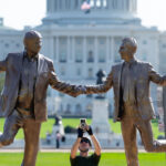 O presidente da Câmara, Mike Johnson, R-La., sai de uma entrevista coletiva no 30º dia da paralisação do governo, no Capitólio em Washington, quinta-feira, 30 de outubro de 2025. (AP Photo/J. Scott Applewhite)