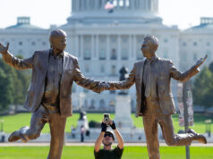 Arquivos de Epstein votam no horizonte à medida que a paralisação se aproxima do fim O presidente da Câmara, Mike Johnson, R-La., sai de uma entrevista coletiva no 30º dia da paralisação do governo, no Capitólio em Washington, quinta-feira, 30 de outubro de 2025. (AP Photo/J. Scott Applewhite)