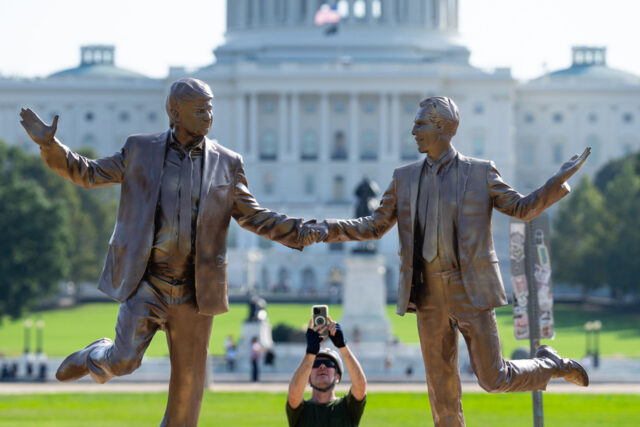 O presidente da Câmara, Mike Johnson, R-La., sai de uma entrevista coletiva no 30º dia da paralisação do governo, no Capitólio em Washington, quinta-feira, 30 de outubro de 2025. (AP Photo/J. Scott Applewhite)