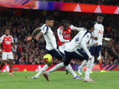 Arsenal derrota o Tottenham por 4 a 1 e tem seis pontos de vantagem, enquanto Eze faz três gols LONDRES, INGLATERRA - 23 DE NOVEMBRO: Eberechi Eze do Arsenal comemora marcar o segundo gol de seu time durante a partida da Premier League entre Arsenal e Tottenham Hotspur no Emirates Stadium em 23 de novembro de 2025 em Londres, Inglaterra. (Foto de Justin Setterfield/Getty Images)
