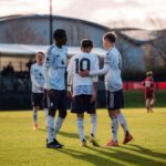 JJ Gabriel reza antes do Manchester United x Liverpool.