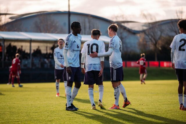 JJ Gabriel reza antes do Manchester United x Liverpool.