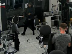 As TRÊS possíveis chances perdidas de impedir o ‘atacante ferroviário’ de Huntingdon reveladas: Homem acusado de tentativa de assassinato de 11 é suspeito de esfaquear menino de 14 anos, brandindo lâmina em barbeiros e esfaqueando homem na estação de Londres Imagens de CCTV obtidas exclusivamente pelo Daily Mail supostamente mostram um faca entrando no Ritzy Barbers em Peterborough, Cambridgeshire, na sexta-feira