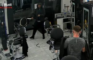 As TRÊS possíveis chances perdidas de impedir o ‘atacante ferroviário’ de Huntingdon reveladas: Homem acusado de tentativa de assassinato de 11 é suspeito de esfaquear menino de 14 anos, brandindo lâmina em barbeiros e esfaqueando homem na estação de Londres Imagens de CCTV obtidas exclusivamente pelo Daily Mail supostamente mostram um faca entrando no Ritzy Barbers em Peterborough, Cambridgeshire, na sexta-feira