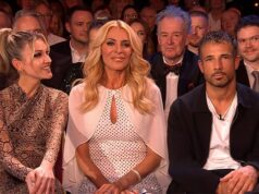 As anfitriãs do Strictly, Tess Daly e Claudia Winkleman, sofrem uma série de erros hilários em Blackpool depois de revelar que o baile foi cancelado Os fãs do Strictly Come Dancing notaram uma série de erros na tela dos apresentadores Tess Daly (foto) e Claudia Winkleman durante o especial de sábado em Blackpool