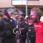 As brigas começam, várias pessoas são presas enquanto o evento Turning Point USA gera protestos na UC Berkeley