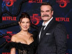 As cenas chorosas de Stranger Things de Millie Bobby Brown com David Harbour vêm à tona após alegações de assédio chocante David Harbor e Millie Bobby Brown têm muitas cenas emocionantes na primeira parte da quinta temporada de Stranger Things; retratado em 7 de novembro