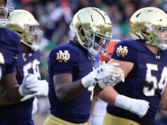 As chances de Notre Dame de chegar aos playoffs do futebol universitário acabaram de cair Jeremiyah Love #4 of the Notre Dame Fighting Irish