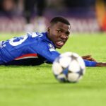 Moses Caicedo e Kaoru Mitoma se abraçam por Brighton.