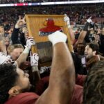 O linebacker de Stanford Matt Rose (35) e o cornerback Brandon Nicholson (9) comemoram a recuperação do fumble de Rose contra a Califórnia durante o terceiro quarto do 128º Big Game, sábado, 22 de novembro de 2025 em Stanford, Califórnia (D. Ross Cameron para o Bay Area News Group)