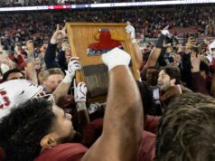 As conclusões de Stanford geram surpresa no Big Game O linebacker de Stanford Matt Rose (35) e o cornerback Brandon Nicholson (9) comemoram a recuperação do fumble de Rose contra a Califórnia durante o terceiro quarto do 128º Big Game, sábado, 22 de novembro de 2025 em Stanford, Califórnia (D. Ross Cameron para o Bay Area News Group)
